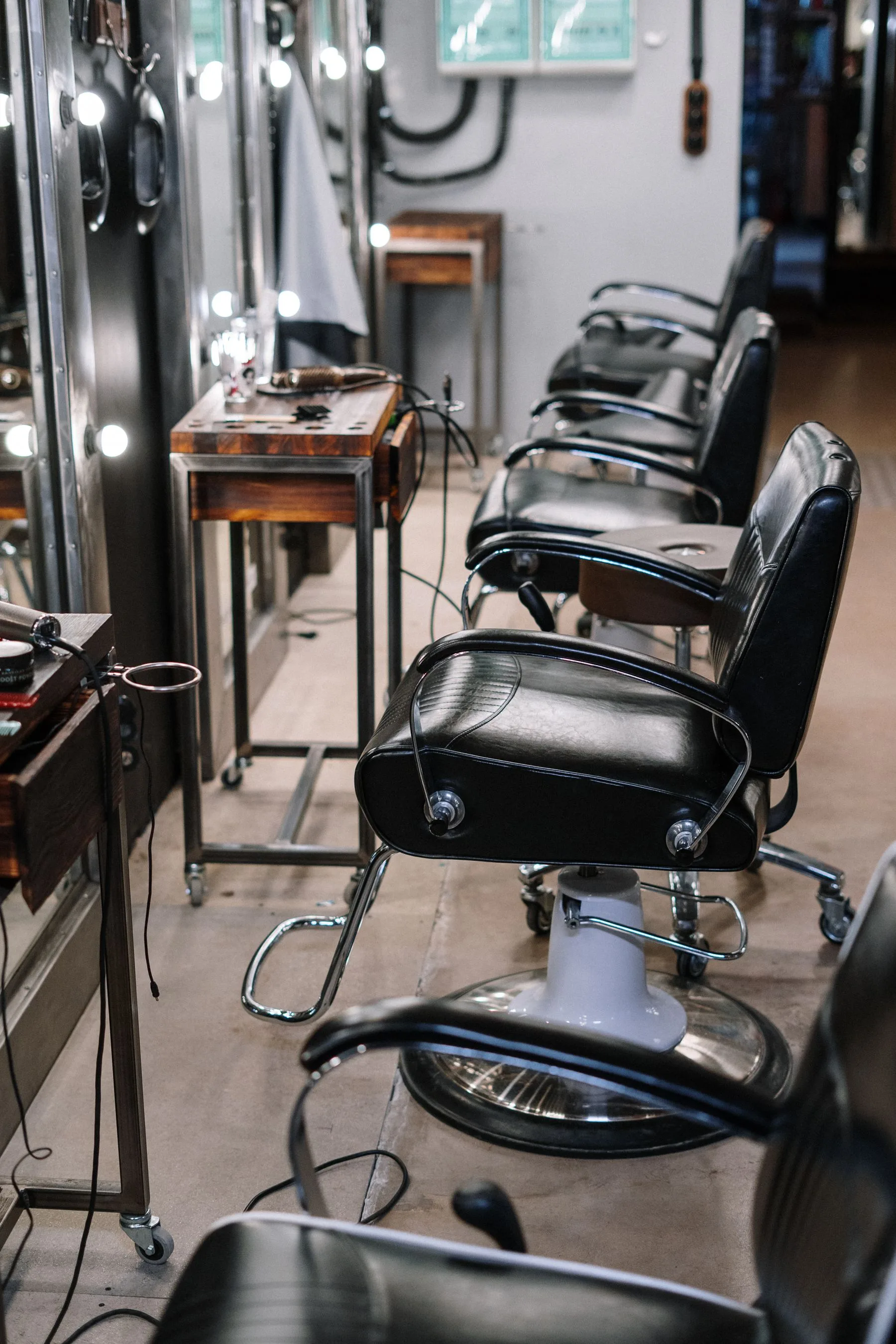 Kursi barber dan meja kerja di sisi cermin.